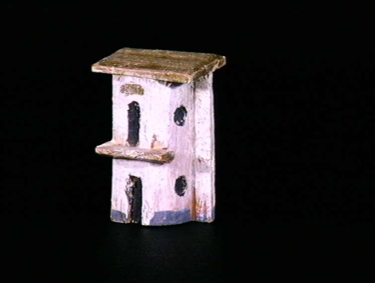 Sett med ca 200 leketøyhus laget av tre i forskjellige former og farger.