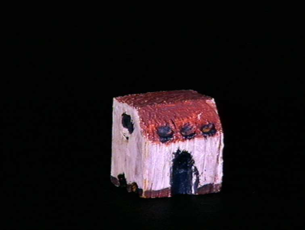 Sett med ca 200 leketøyhus laget av tre i forskjellige former og farger.