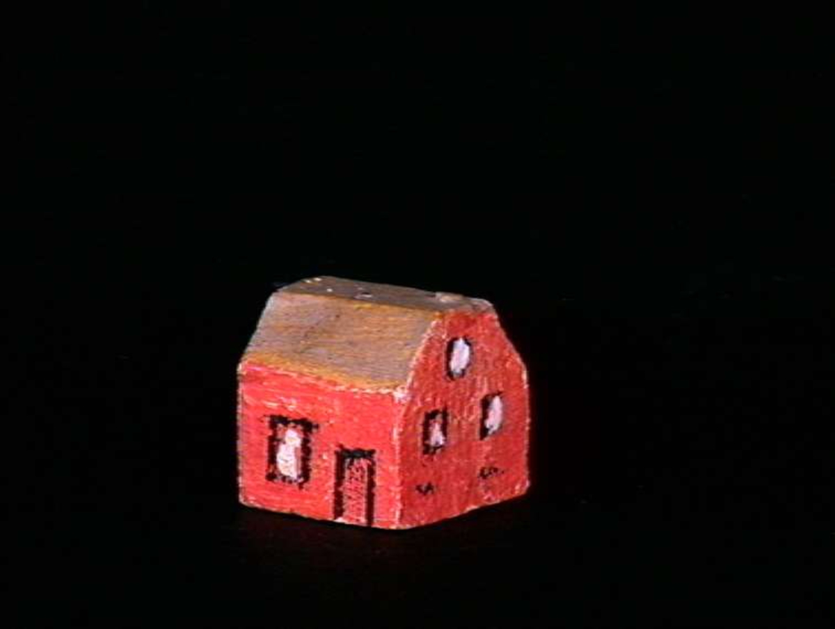 Sett med ca 200 leketøyhus laget av tre i forskjellige former og farger.