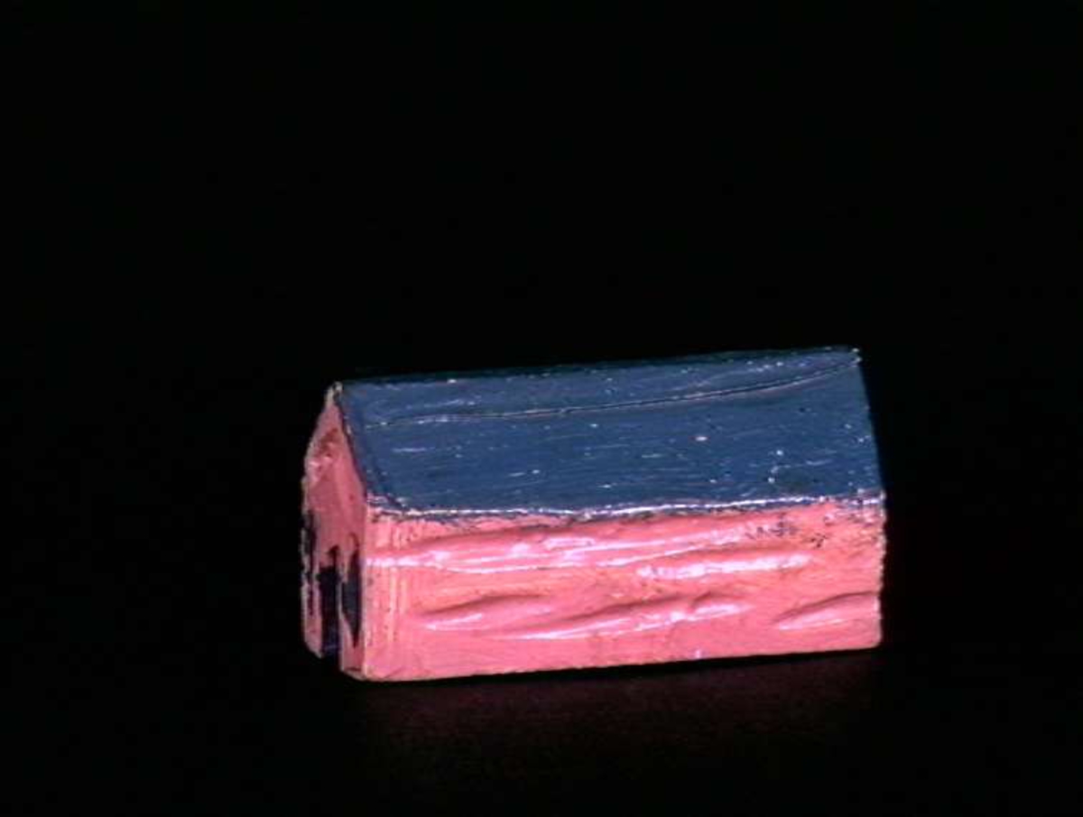 Sett med ca 200 leketøyhus laget av tre i forskjellige former og farger.