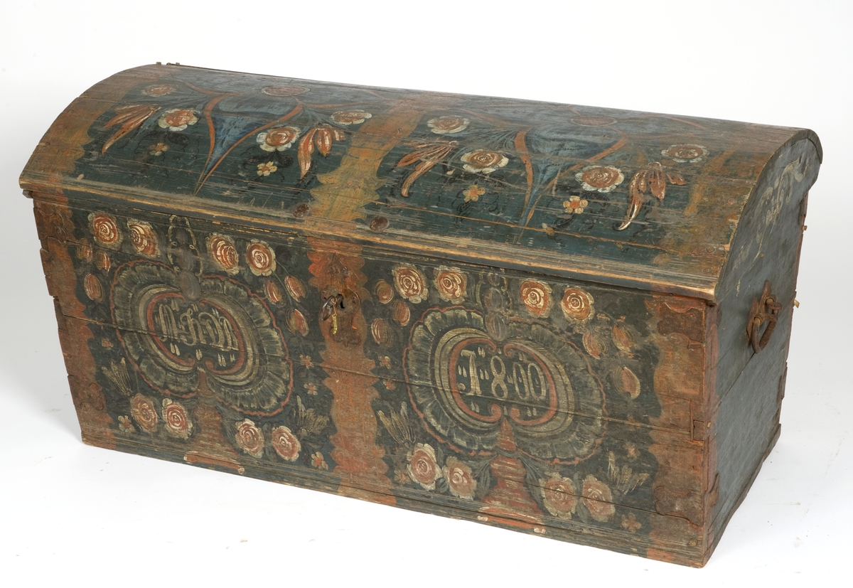 Kiste med buet lokk. Rosemalt lokk og tre sider.