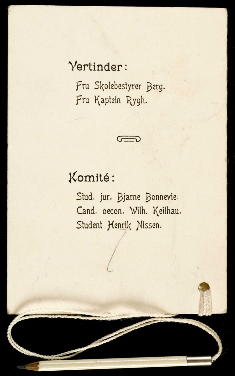 Dobbelt ballkort fra 1910 med blyant i snor festet til kortet. Trykt og håndskrevet skrift.