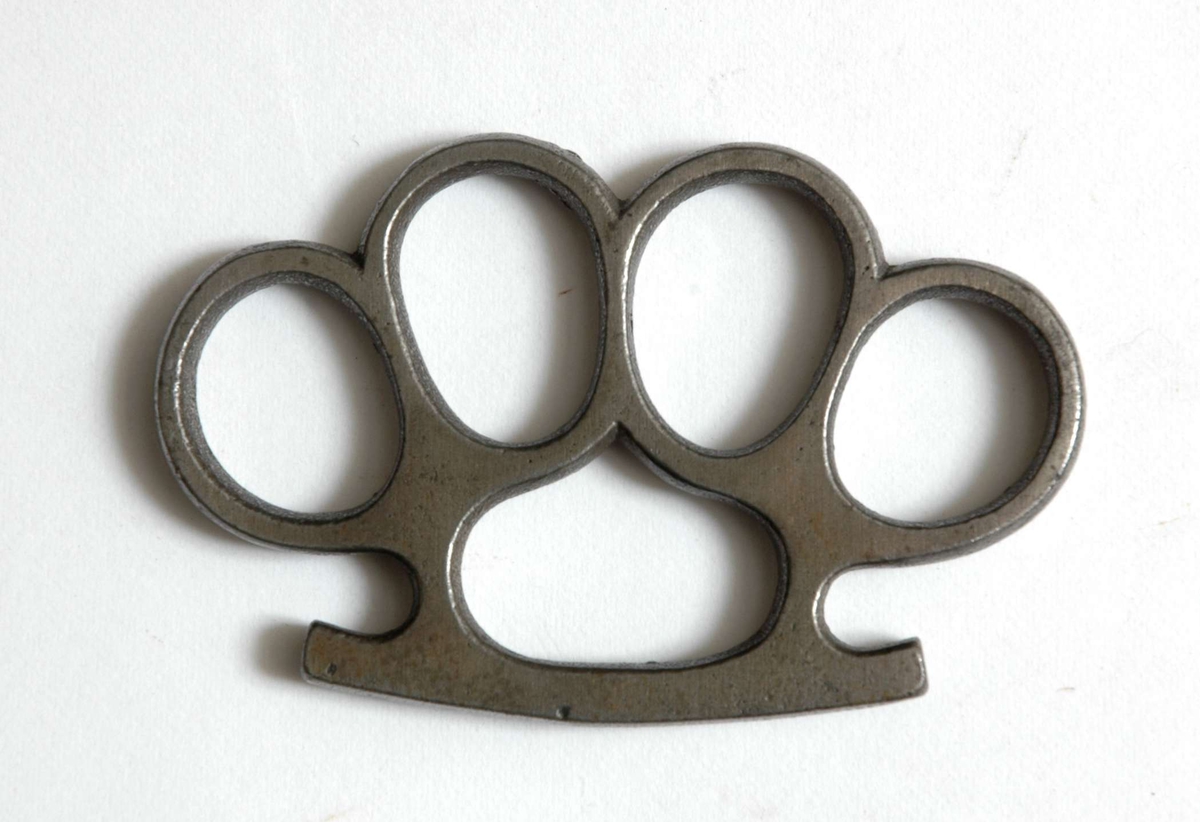 4 sammensmidde jern fingerringer montert på anslagsjern for håndflaten.
