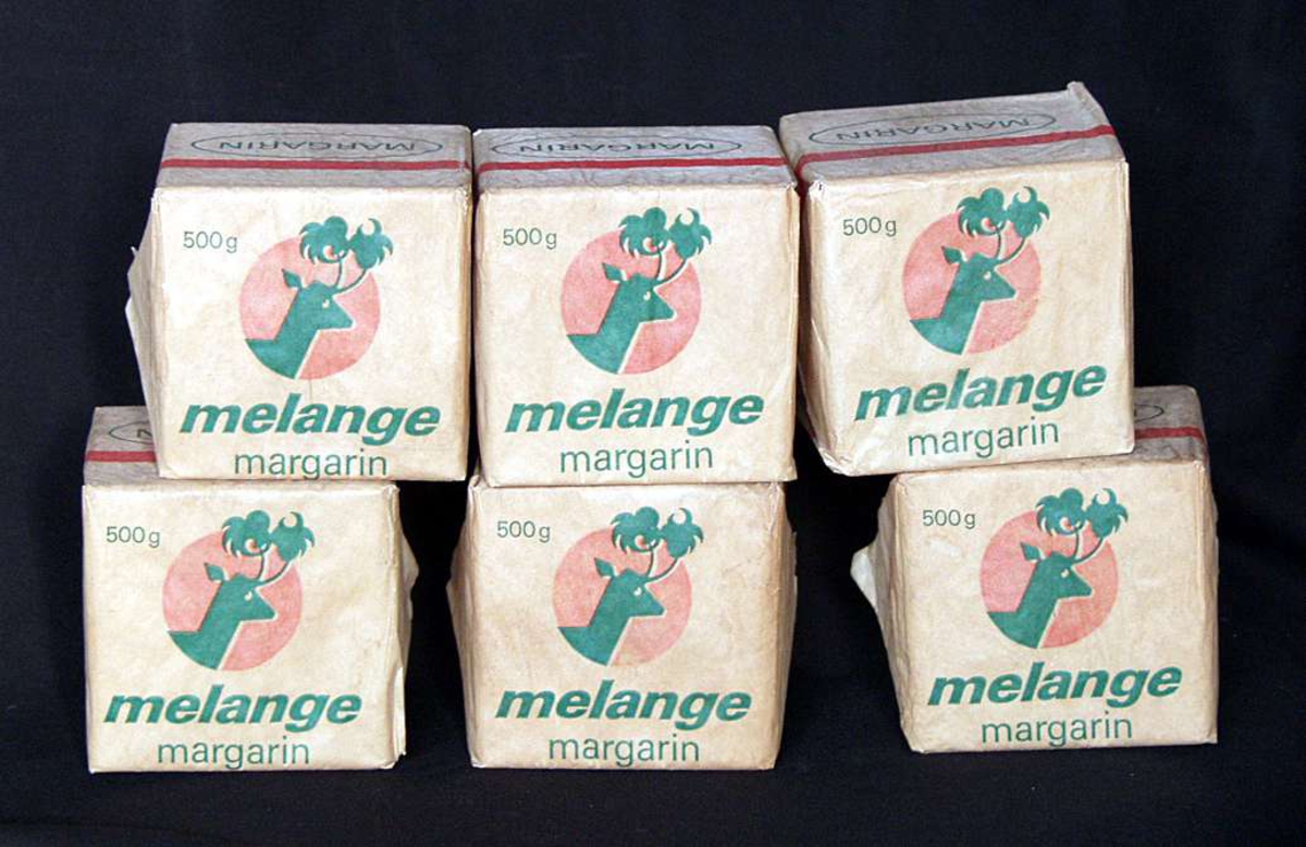 Margarinpapir, pakket utenpå en trekloss, for utstillinebruk på NF.