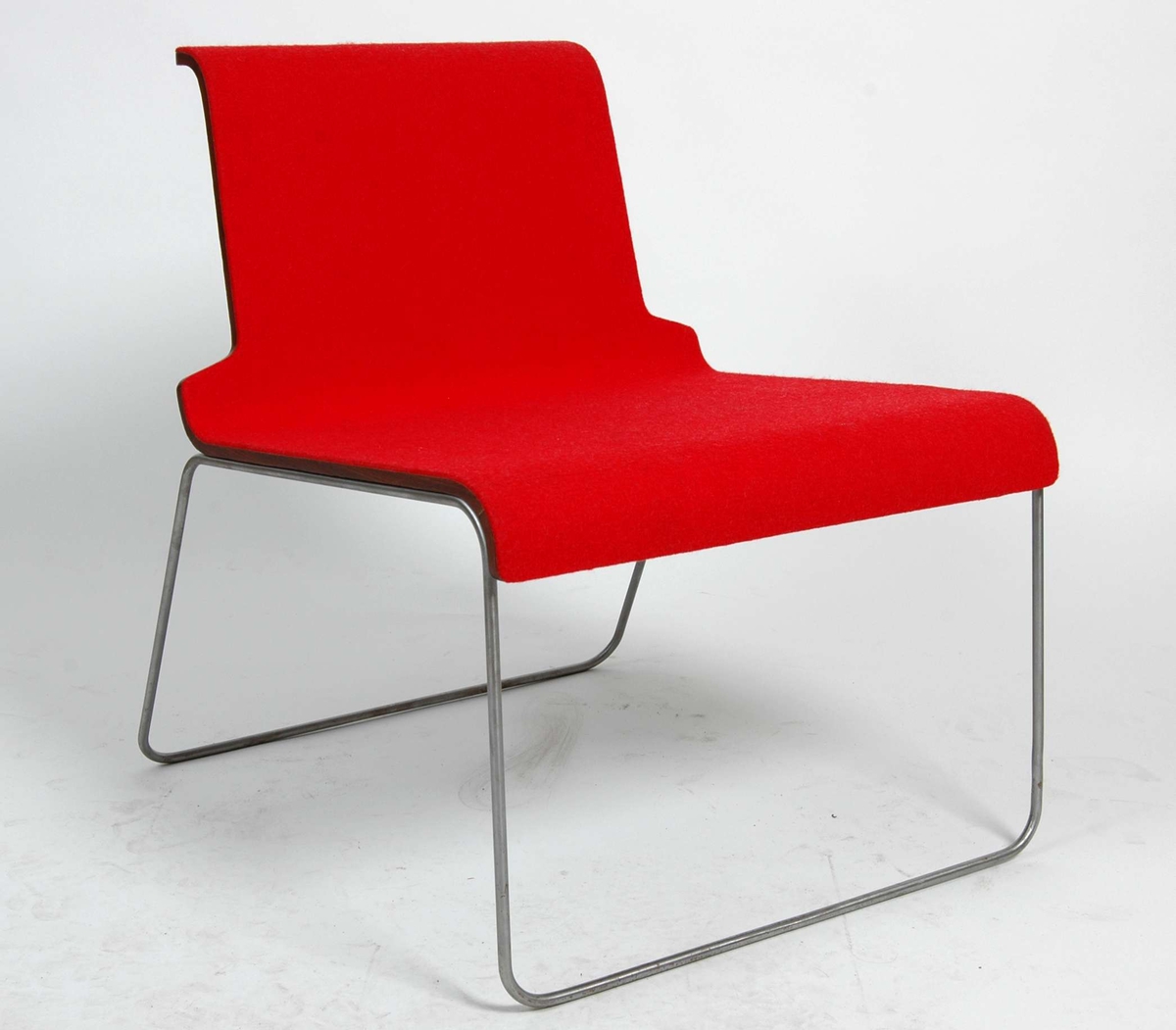 " En lav stol i palisanderfiner og rød filt, muligens en blanding av ull og mikrofiber, understell av stålbolt ".