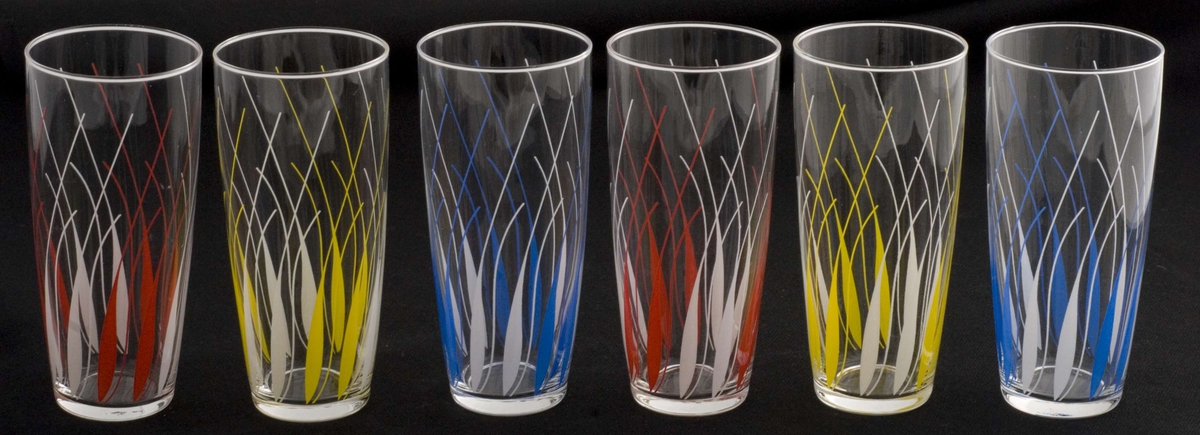 6 kjøkkenglass av ufarget glass med hvit, blå, rød og gul dekor
Glass AB: hvit og blå dekor
Glass CD: hvit og rød dekor
Glass EF: hvit og gul dekor