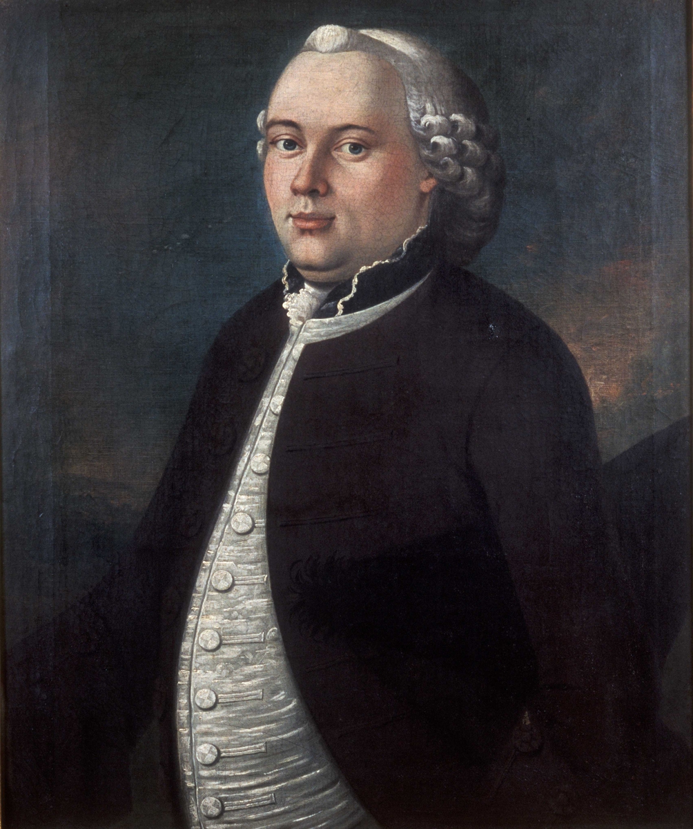 Portrett av kjøpmann Morten Juell (1734-1797) med lys knappevest, mørk frakk og pudderparykk med sidekrøller. Halvfigur.