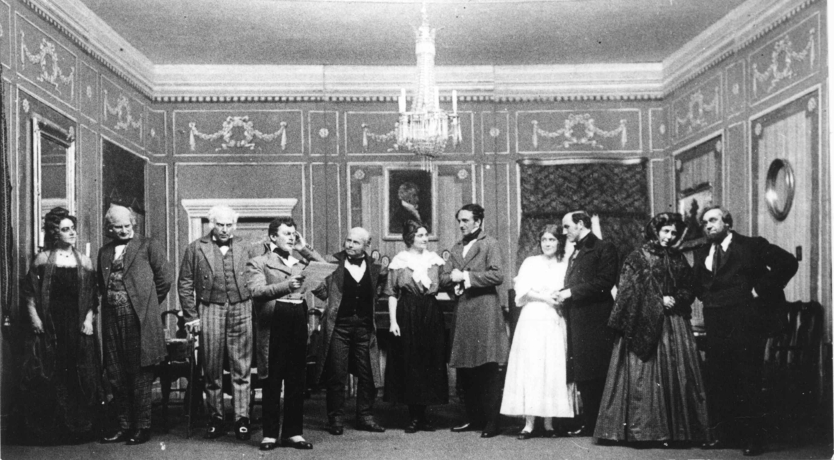 Teaterscene, Trondheim, ca. 1922. Fra en oppsetning av "Landmandsliv" på Trøndelag teater (?).  Navnene Hans Bille og Egil Hjorth-Jenssen er påført bildets bakside.