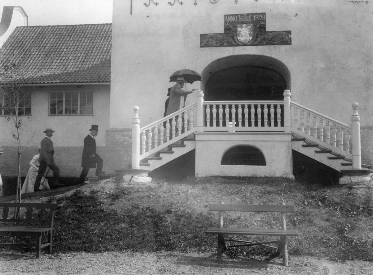 Den Kulturhistoriske utstilling 1901. Åpningen. Kong Oscar II går inn i "Kristianiapaviljongen".