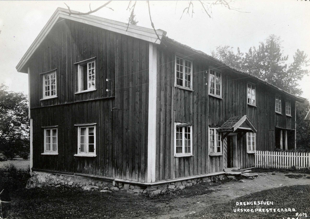 Aurskog prestegård, Aurskog-Høland, Nedre Romerike, Akershus. Hovedbygningen mot gårdsplassen, hvitt gjerde midt på bygningen.