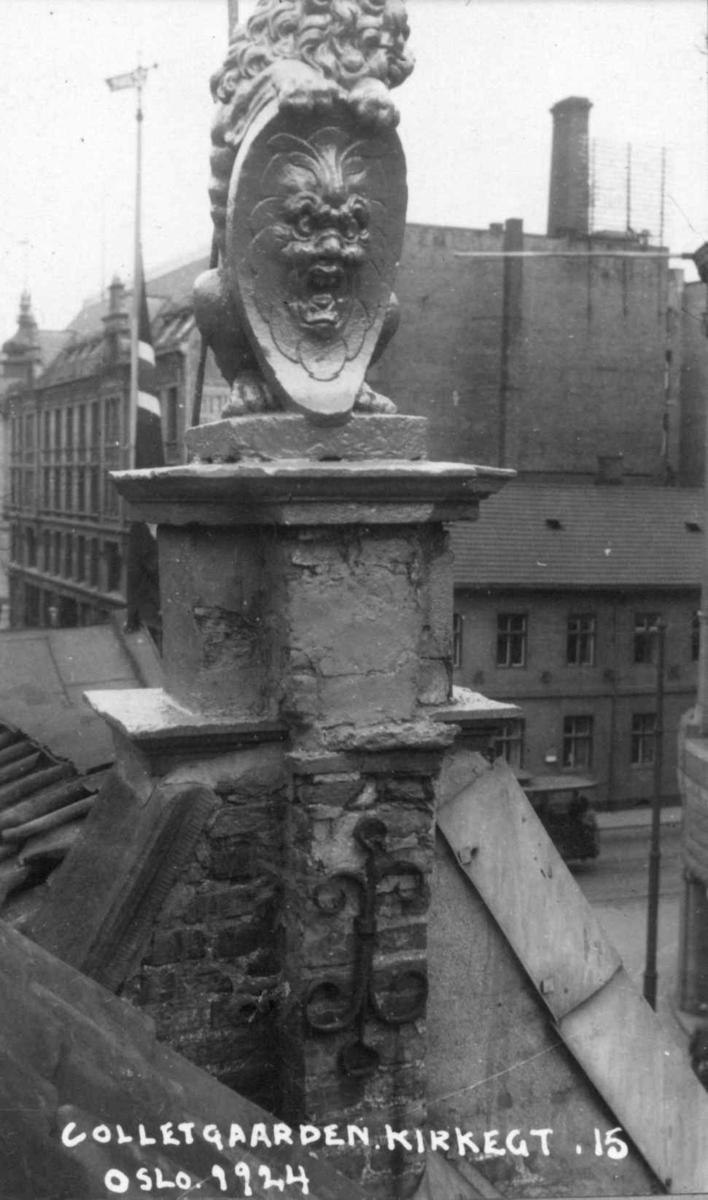 Colletgården, Kirkegata 15, Oslo. Statue av løve på taket. Nå på Norsk Folkemuseum.