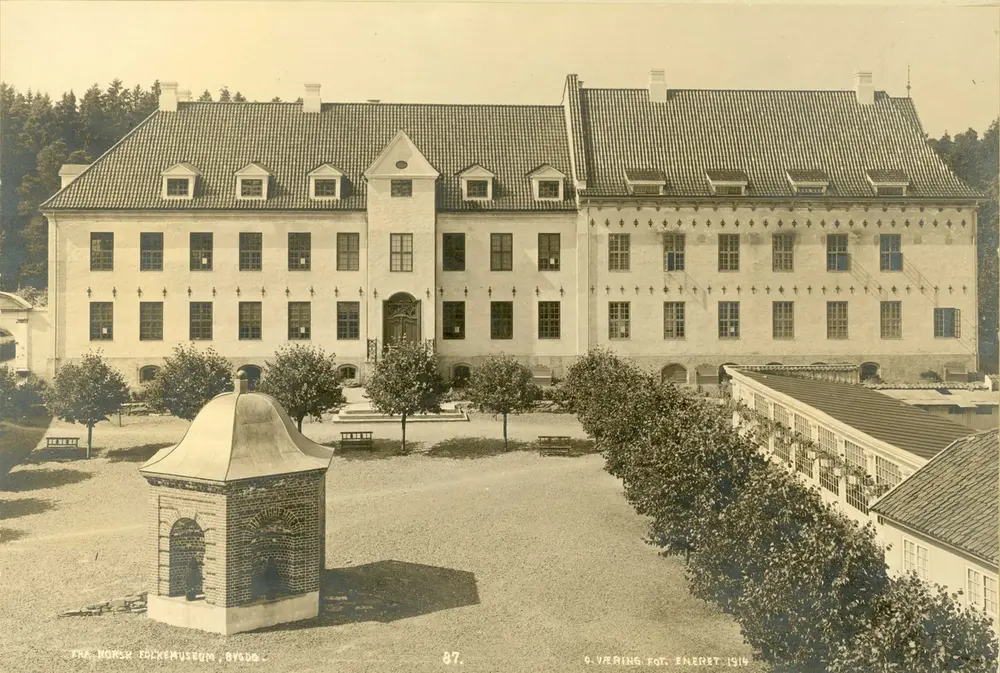 Torget med bybygget, brannstasjon, etc. Norsk Folkemuseum, Oslo ca 1914.