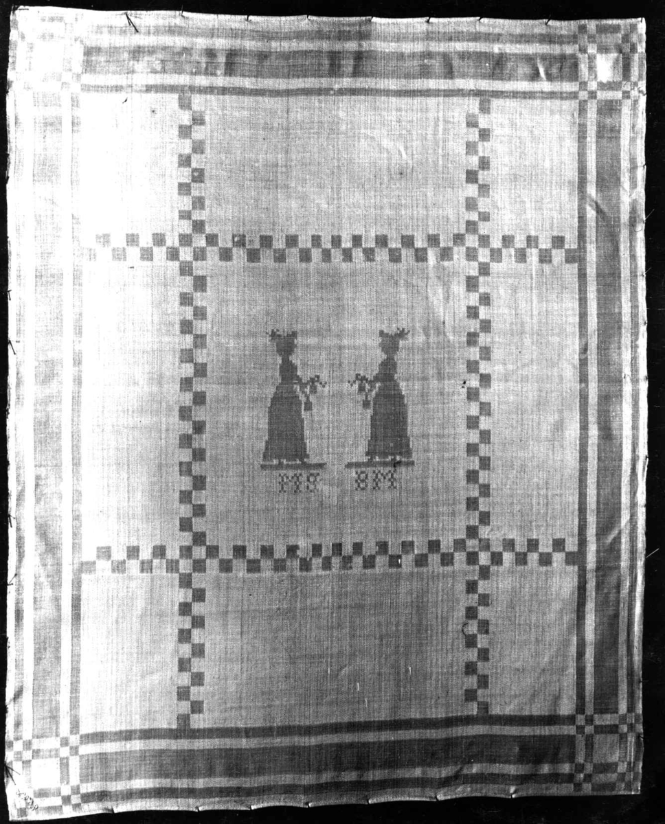 Hvit serviett med gående dame, stripebord. Vevet av Inger Johanna Møinichen på 1830-tallet. Norsk hjemmevevet damask.