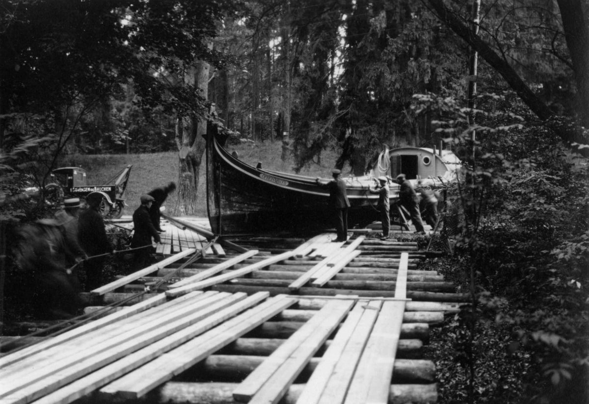 Transport av fembøringen "Opreisningen" til Norsk Folkemuseum, august 1927.