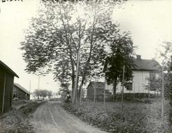 S. Øvergård, Stange, Hedmark. Gårdstun fotografert fra vei.