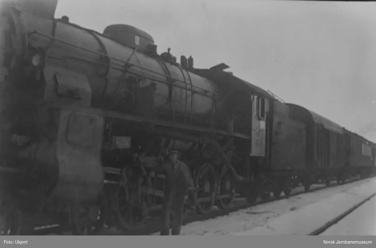 Lokomotivfører Kaare J. Teye foran damplokomotiv nr. 431