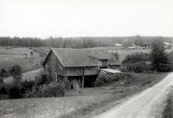 Fjell, Nord-Odal, Hedmark 1941. Låve. Vei fremst i bildet.