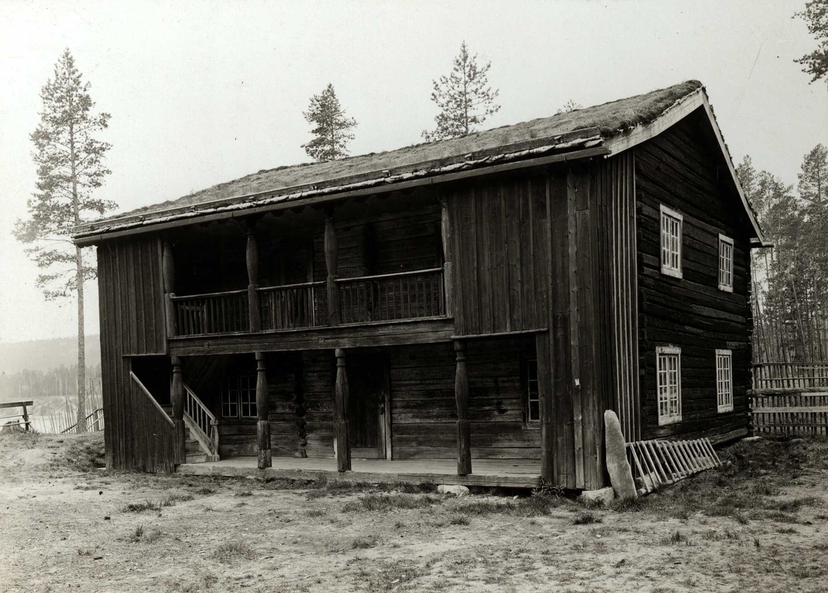 Østmo, Hof, Solør, Åsnes, Hedmark 1920-årene. Hovedbygning, tømmerhus med svalgang. Nå på Glomdalsmuseet.