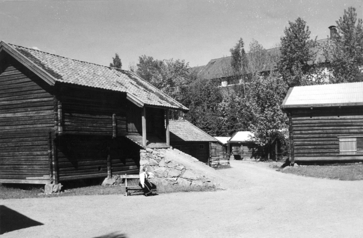 Telemarkstunet på Norsk folkemuseum, 1947. Fra venstre: Stalløe og sauestall fra Nedre Jørgedal i Bø, og fjøs fra Nedre Natadal i Seljord.