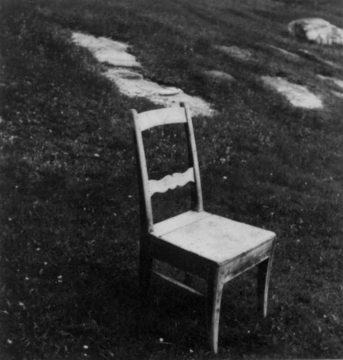 Stol, hjemmelaget moderne sjøsamisk arbeidsstol, ble brukt til å sitte på når en bandt fiskegarn eller spandt. Fra ca. 1870. Kåfjord, Alta, Finnmark.