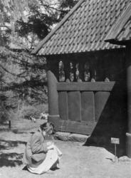 Skolejente ved Gol stavkirke på Norsk folkemuseum (Kong Osca