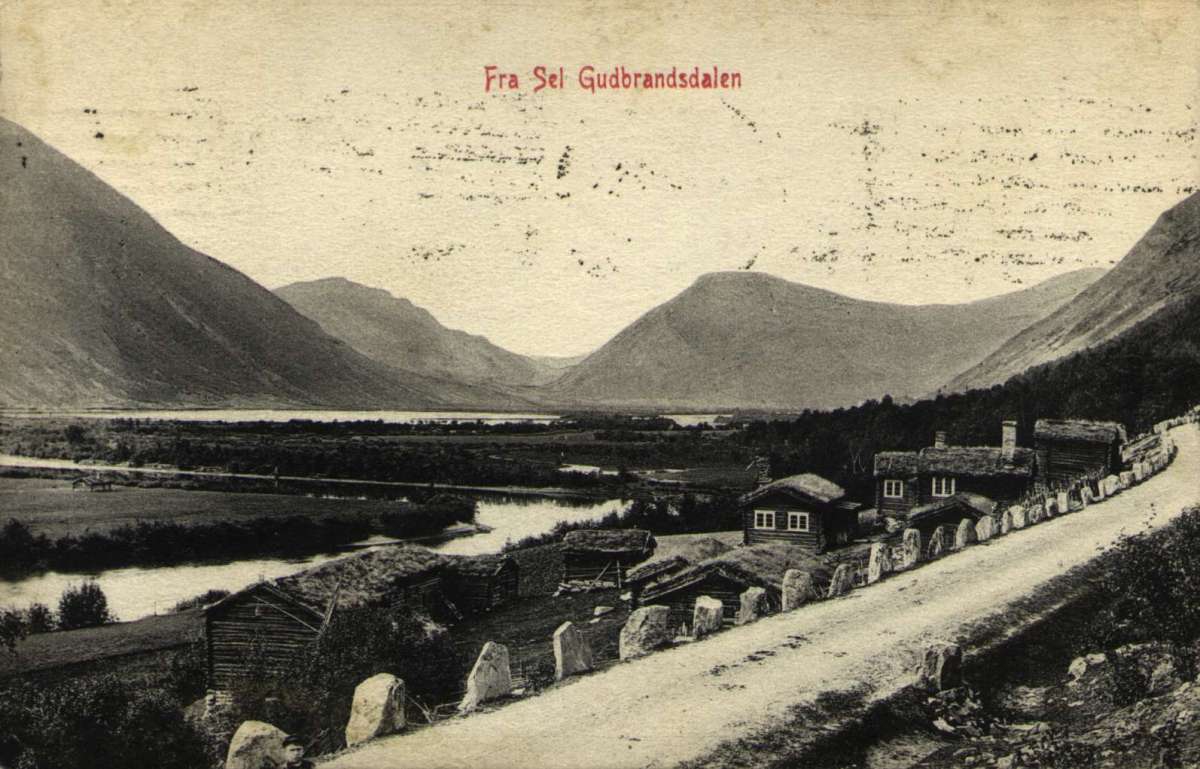 Sel i Gudbrandsdalen. Landskap med fjell, vei og bebyggelse. Postkort med julehilsen stemplet 23.12.1906.