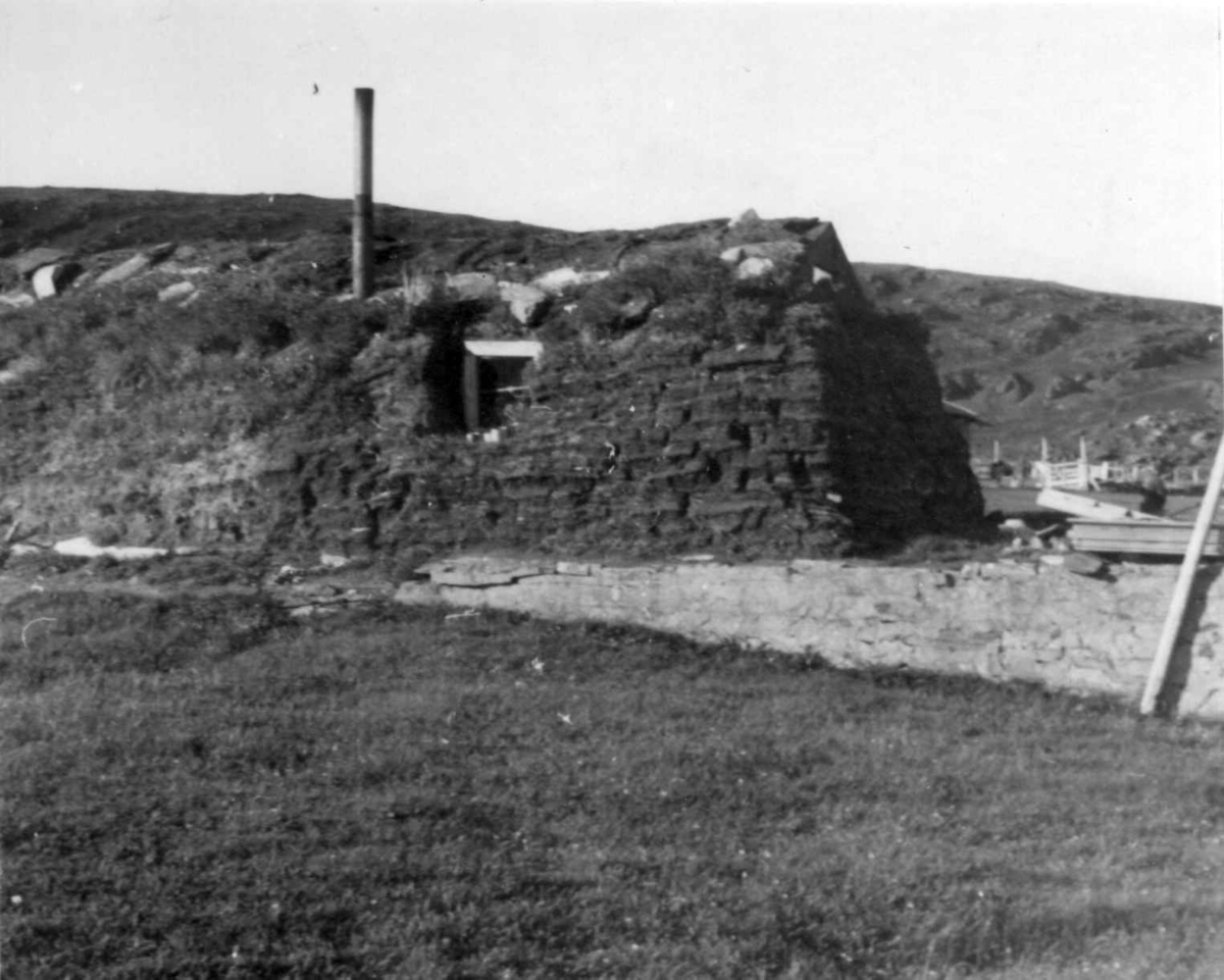 Fellesgamme bygget på branntomt i 1945. Langfjordnes 1952.