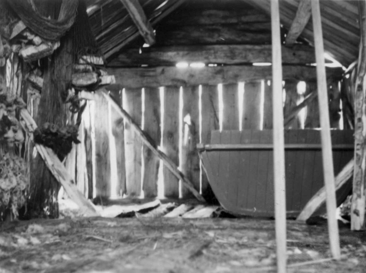 Interiør i en låve til oppbevaring av fiskegarn, vevstol og annet om sommeren. Levajokgiedde 1952.