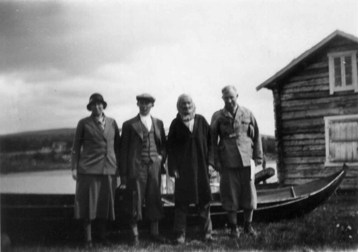Bernhard Færøyvik, Agnes og Konrad Henriksen foran en båt og et hus, 1933.