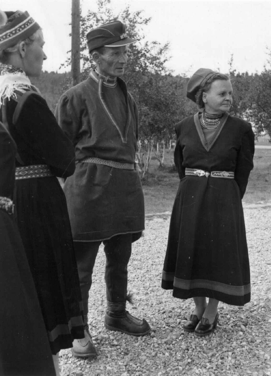 To kvinner og en mann i svenske samedrakter. Karasjok 1956.