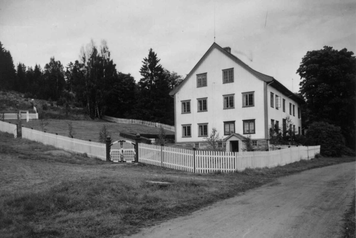 Vik, Stange, Hedmark. Hovedhuset sett fra sydvest. 
Fra dr. Eivind S. Engelstads storgårdsundersøkelser 1957.