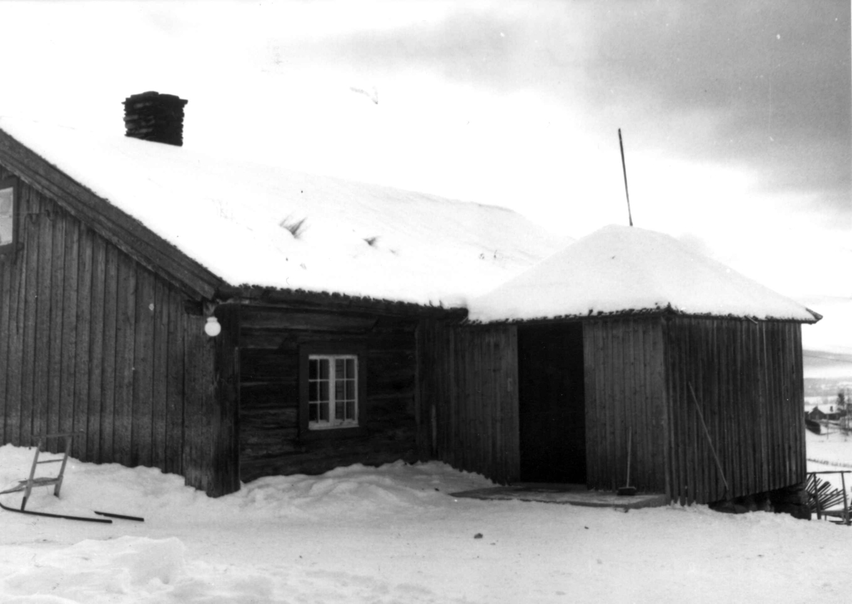 Bjøntegård, Rendalen, Hedmark. Vinterbilde av huset med spark.