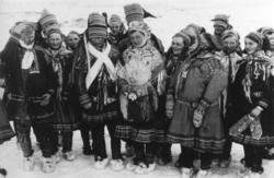 Bryllup i Kautokeino påsken 1957. En del mennesker står ved 