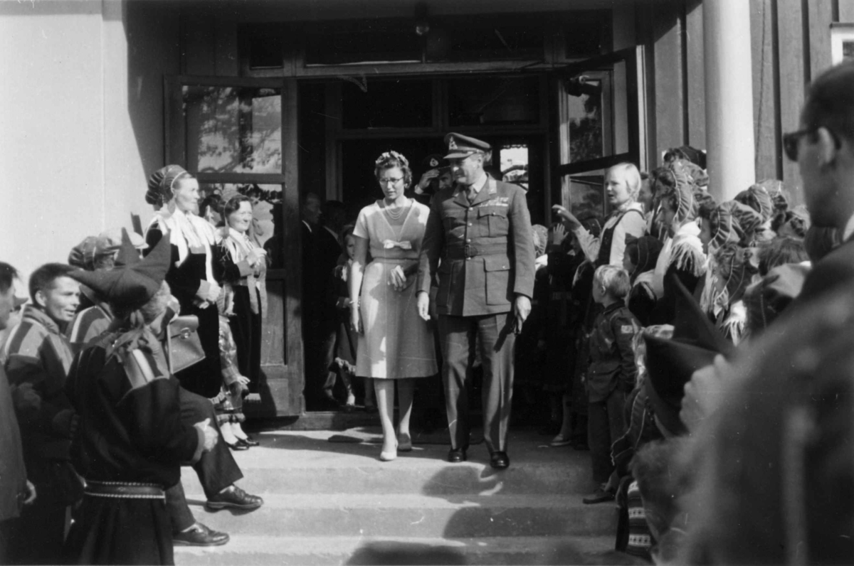 Kong Olav og prinsesse Astrid besøker Karasjok sommeren 1959.
