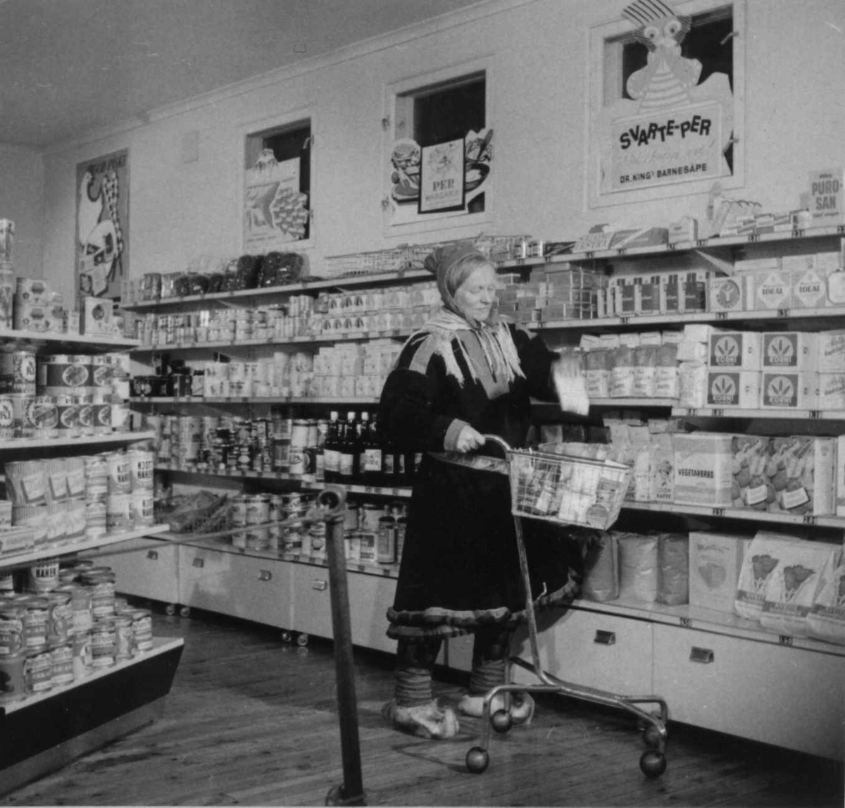 Susanne Sara i selvbetjeningsbutikk i Karasjok 1958.