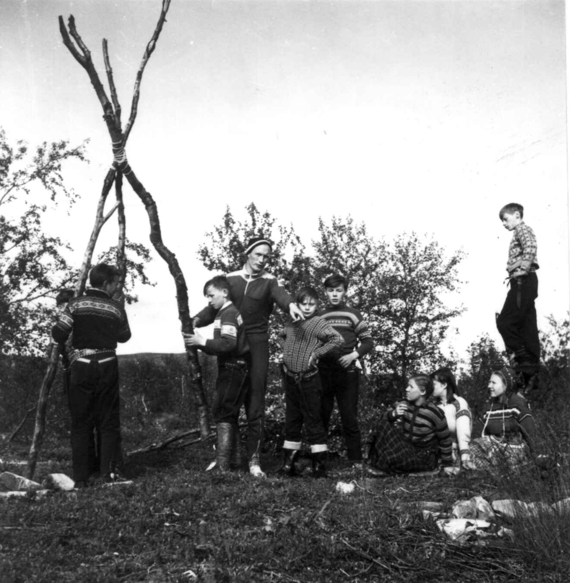 Reindriftskurs hvor elevene lærer  å lage stillas til å henge kjøtt på. Ytre Billefjord 1959.