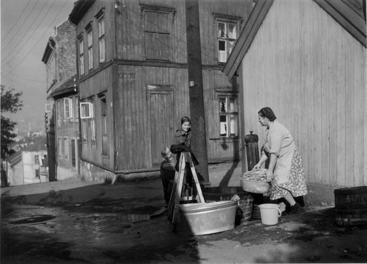 Johannesgata 12-14, Enerhaugen, Oslo 1959. Klesvask ute ved vannposten.
