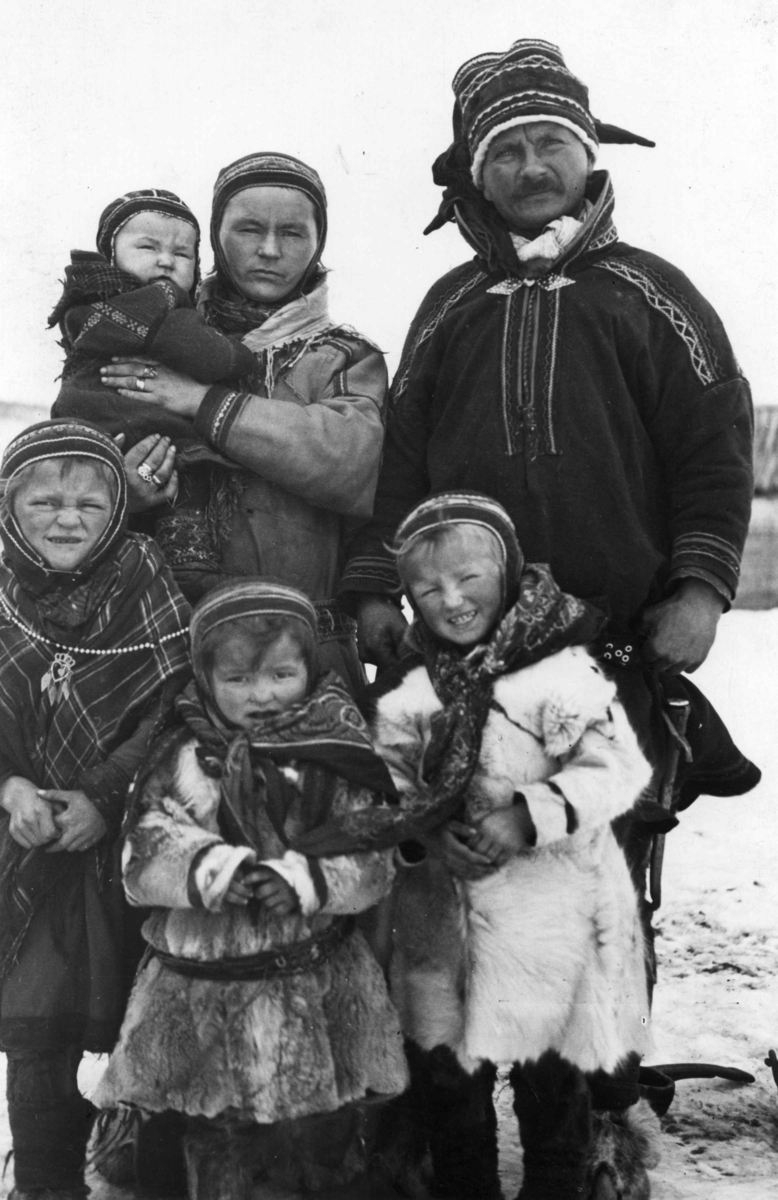 Samefamilie fra Kautokeino, mor far og fire barn. Finnmark.