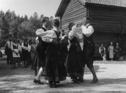 Oppvisning med folkedans i Telemarkstunet på Norsk Folkemuse