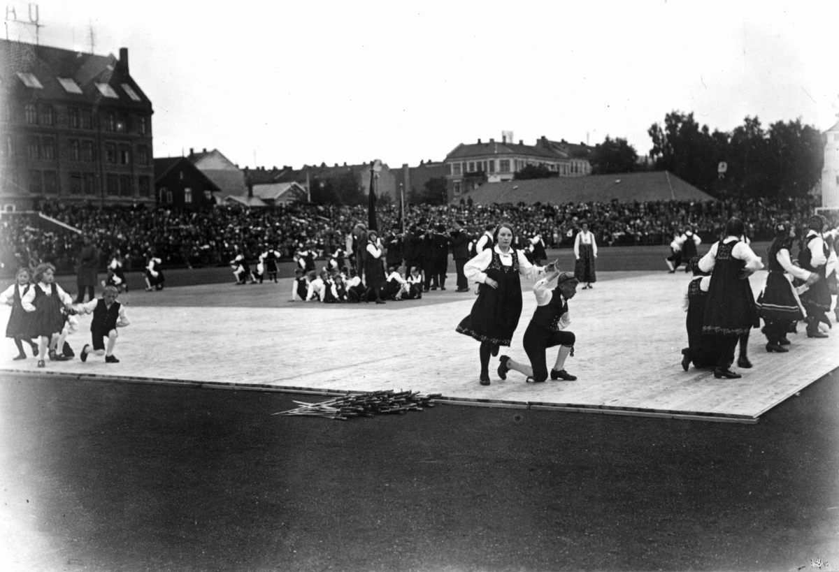 Folkedansstevne (ant) - Frogner Stadio. 1925.