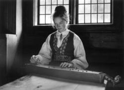 Hålistua fra Valdres. Frøken Sandvik spiller langeleik