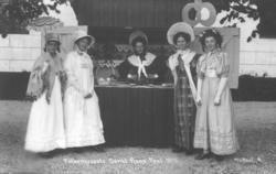St. Hans fest på Norsk Folkemuseum i 1916. Fem damer med kys