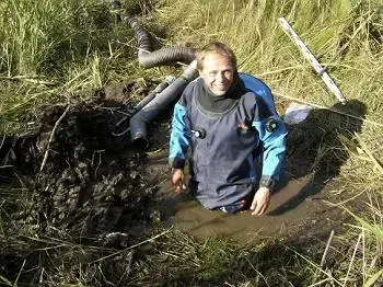 Arkeolog Morten Reitan under undersøkelsen i myra.