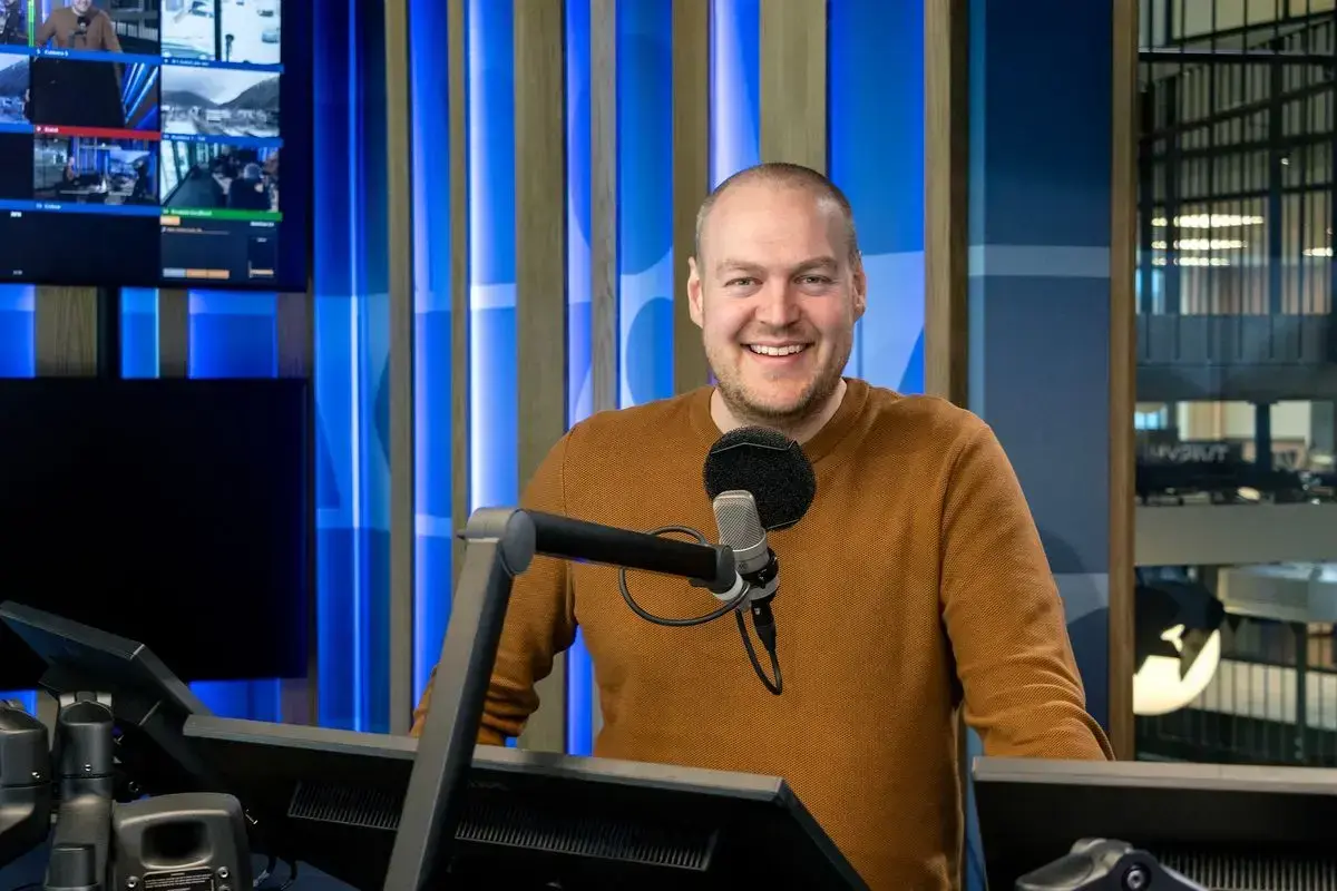 Fredrik Johan Helland i eit radiostudio