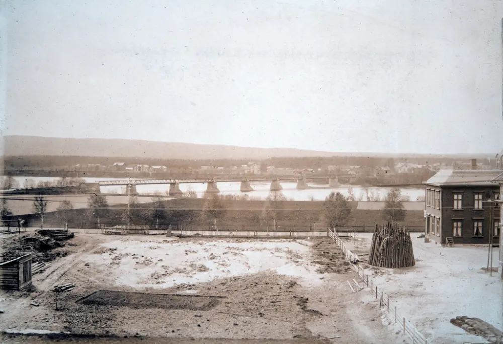 Elverum sett ved brua over Glomma.